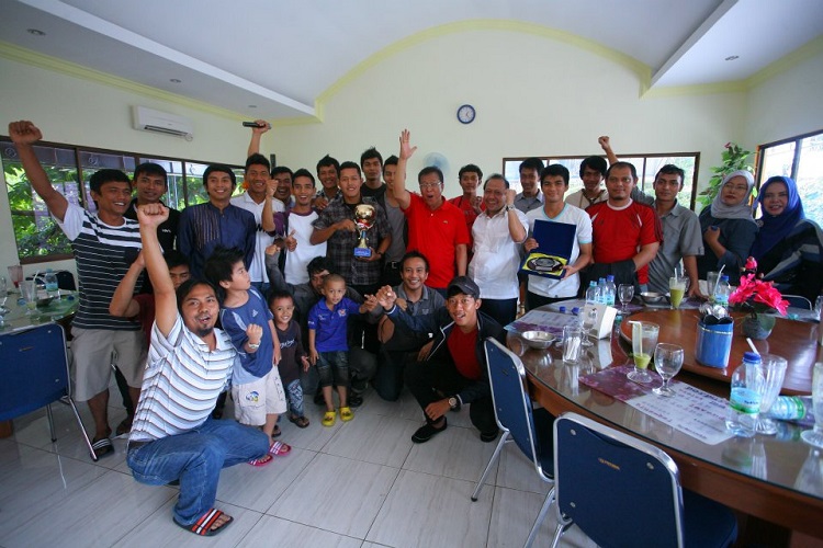Makan bareng salah satu petinggi Riau Pos, Bapak Ridha, setelah dapat gelar Juara 2 Kompetisi