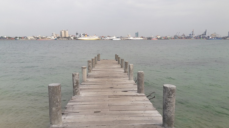 Pelabuhan Makassar dilihat dari Pulau Khayangan