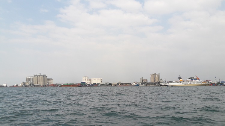 Pelabuhan Makassar dilihat dari seberang