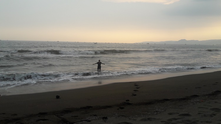 Pantai Pekabuhan Ratu, berharap ketemu Ratu