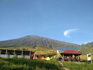 Gunung Rinjani tampak dari bawah