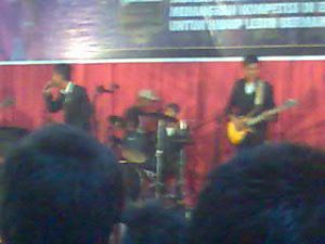 Nampil dengan membawakan lagu Muse - Stockholm Syndrome