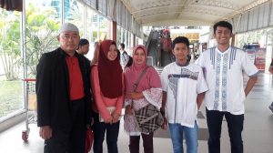 Foto Keluarga di Bandara Sultan Syarif Kasim Pekanbaru