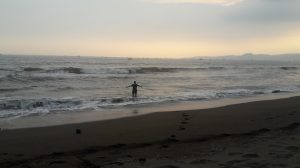 Pantai Pekabuhan Ratu, berharap ketemu Ratu