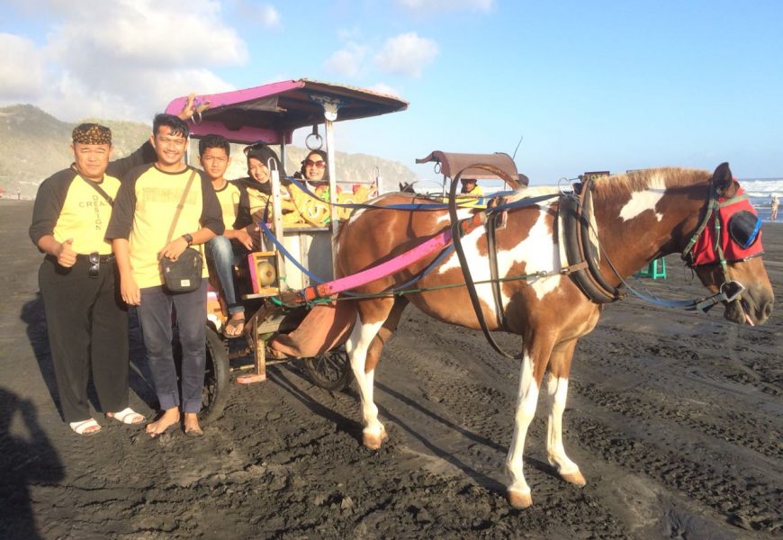 Family Trip: Parangtritis, Wisudaan, dan Upgrade Foto Keluarga Family Trip: Parangtritis, Wisudaan, dan Upgrade Foto Keluarga